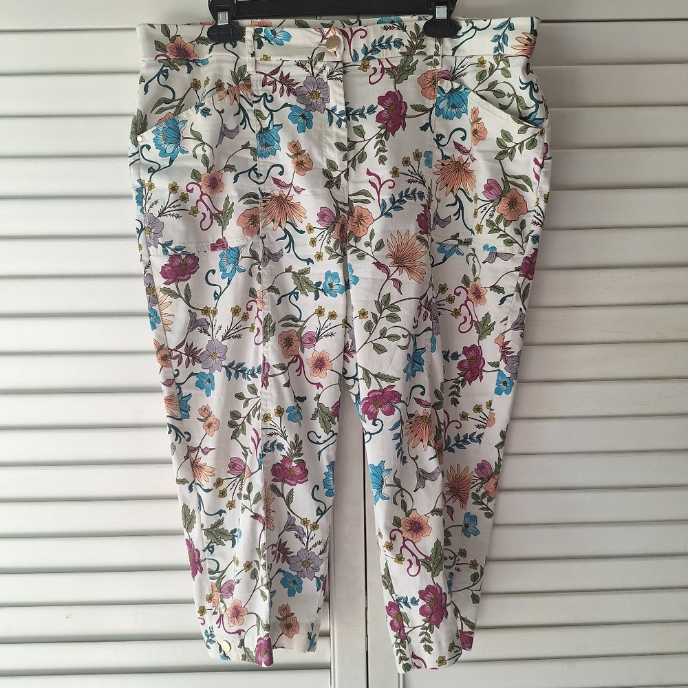 Chico's White Floral Plus Size Women's Capri Pants